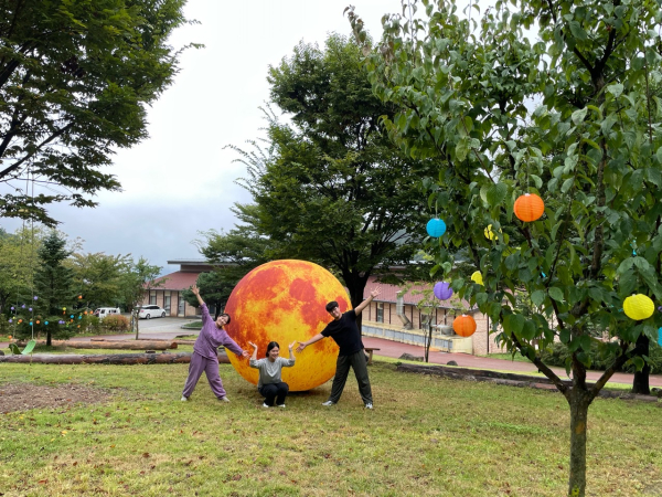 지난 추석(23년 9월) 연휴 기간 국립산림치유원 수치유센터 광장에 설치된 달 조명.