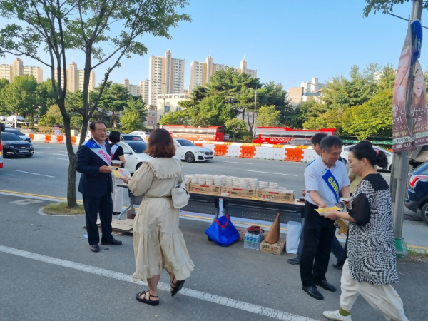 출근길 시민대상 쌀 소비촉진 캠페인 진행 모습