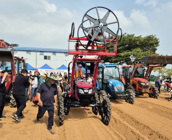 10일, 서산시농업기술센터 농업기계교육장에서 진행된 마늘 기계화 파종 연시회 진행 모습