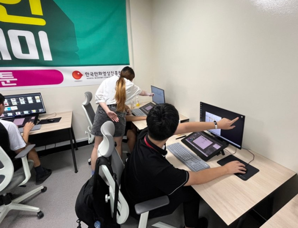 한국영상대학교와 익산시장애인종합복지관이 진행한 특수계층을 위한 웹툰 교육프로그램 '일상툰반' 장애학생들이 디지털 기기를 가지고 웹툰을 그리는 수업을 받고 있다.