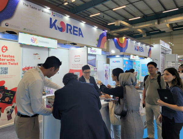 이스탄불 식품박람회 한국관을 찾은 현지 바이어들