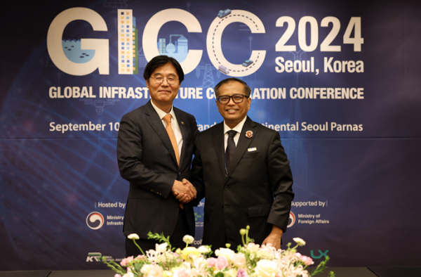 김형렬 행복청장(왼쪽)이 인도네시아 공공사업주택부 모하마드 자이날 파타 사무차관(오른쪽)과 양자면담을 하고 기념촬영