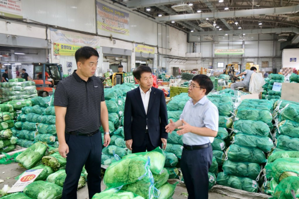김영훈 본부장과 권희근 노조위원장이 함께 명절 성수품 수급상황 및 가격동향 점검 모습