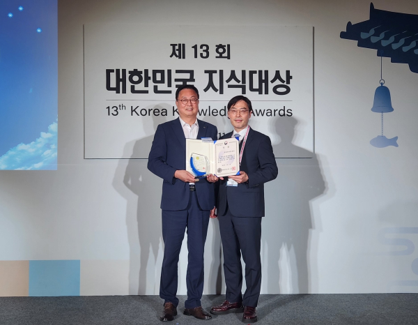 aT ‘대한민국 지식대상’ 행정안전부 장관상 수상/ * aT 기노선 부사장(왼쪽), 행정안전부 이용석 디지털정부혁신실장(오른쪽)