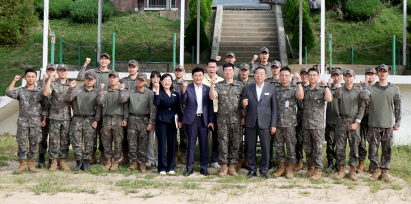 11일 가세로 군수 등이 지역 군부대를 찾아 격려하는 모습.