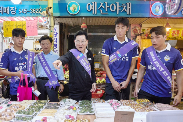 박경귀 아산시장과 관계 공무원들이 전통시장을 방문하여 시장 상인을 격려하고 있다.