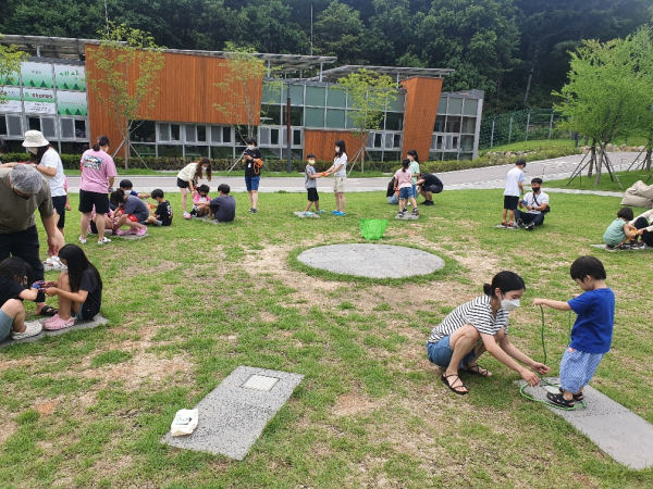 지난달 국립춘천숲체원 아침못마당에서 진행되고 있는 가족 단위 산림복지 프로그램 체험 모습