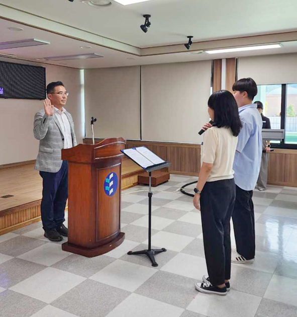 청렴호민관들이 청렴서약서 낭독 모습