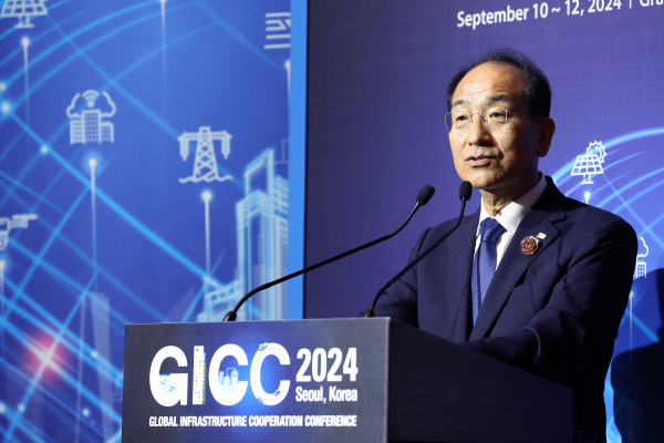 지난 11일 글로벌 인프라협력 컨퍼런스(GICC) 철도세션에서 환영사를 하고 있는 이성해 국가철도공단 이사장