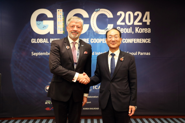지난 10일, 이성해 국가철도공단 이사장(오른쪽)이 폴란드 신공항사(CPK)의 필립 체르니키 사장(왼쪽)과의 면담 후 기념촬영을 하고 있다.