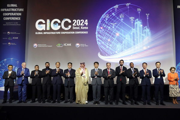 지난 11일 박상우 국토교통부 장관(왼쪽에서 여덟 번째)과 이성해 국가철도공단 이사장(왼쪽에서 다섯 번째) 등 글로벌 인프라협력 컨퍼런스(GICC) 철도세션 참석자들이 기념촬영을 하고 있다.