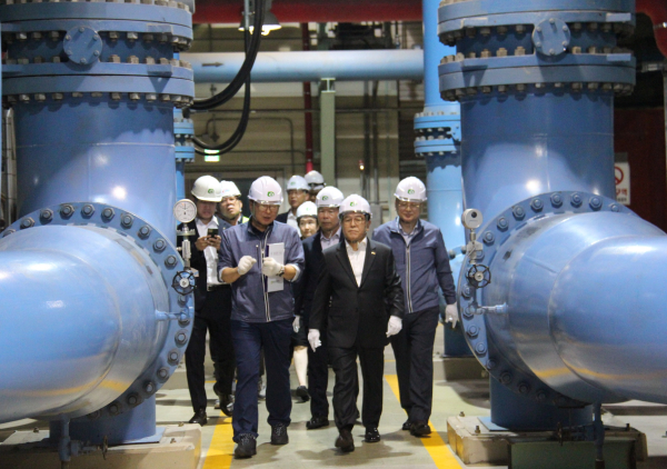 박형덕 한국서부발전 사장(오른쪽 두 번째)은 지난 11일 경기 동두천 동두천드림파워를 방문해 모자회사 합동 안전 점검을 벌였다.