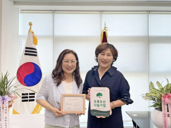 왼쪽부터 초록우산 세종지역본부 박미애 본부장, ㈜에스아이피피코리아 이연재 대표