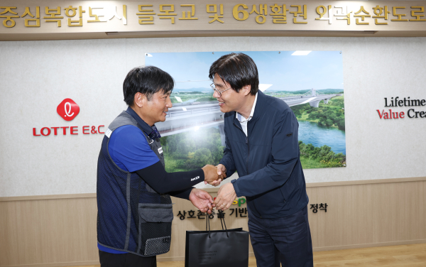 김형렬 행복청장(오른쪽)이 ‘찾아가는 건설현장 반부패 캠페인’ 실시 후 현장근로자 대표에게 선물을 증정하고 있다