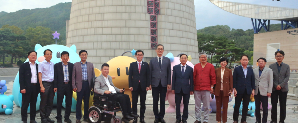엑스포과학공원 꿈씨패밀리 조형물’ 제막식 행사 참석자 기념사진