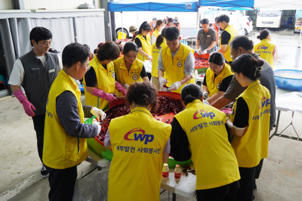 지난 12일 충남 태안군청에서 회사 노동조합, 8개 협력회사와 ‘취약계층을 위한 반찬 만들기 봉사활동’을 진행했다