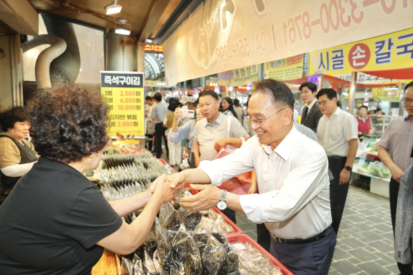 박상돈 천안시장, 추석맞이 전통시장 장보기 행사 진행 모습