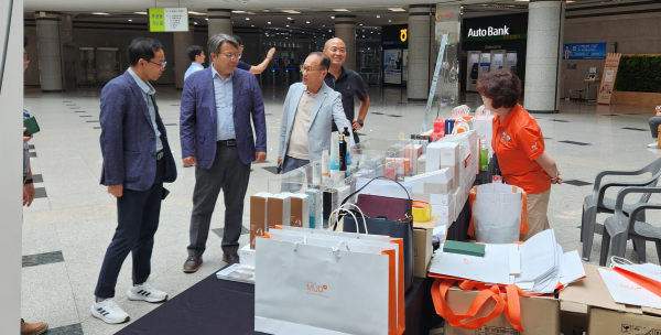 정부대전청사서 수산물 판매장터 운영 모습