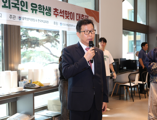 선문대 문성제 총장이 격려사를 하고 있다.