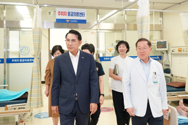 이완섭 서산시장이 13일 서산의료원을 찾아 현장 의료진의 애로사항을 청취했다.