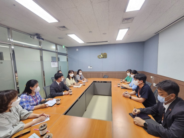 아산충무병원 관계자와 면담 중(아산충무병원)