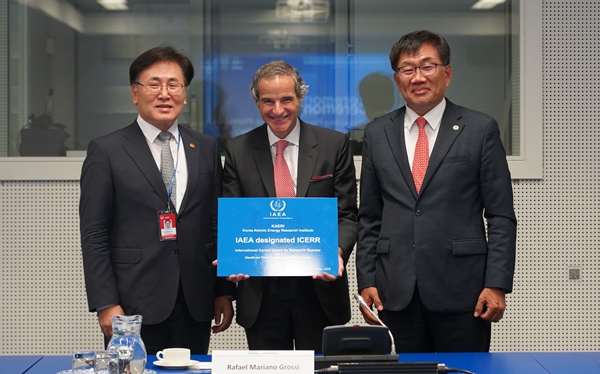 한국원자력연구원이 IAEA ICERR 재지정 기념 현판을 전달받고 있다.