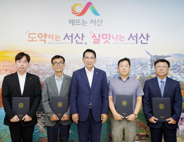 시청 시장실에서 20일 열린 복합민원상담 사전예약제 민간전문가 위촉식