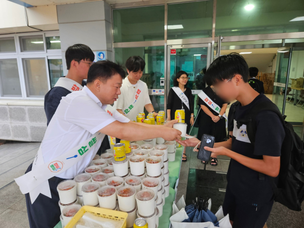 공주시 범농협, 공주중서 등굣길 '아침밥 먹기 캠페인' 진행 모습
