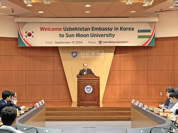 주한 우즈베키스탄 파즐리딘 아르지예브 부대사가 특강을 하고 있다