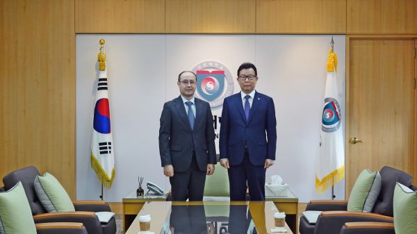 선문대 총장과 주한 우즈베키스탄 부대사가 기념촬영을 하고 있다(왼쪽부터 파즐리딘 아르지예브 부대사, 선문대 문성제 총장)