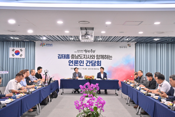 김태흠 충남지사가 당진시청에서 언론인 간담회를 하고 있다.