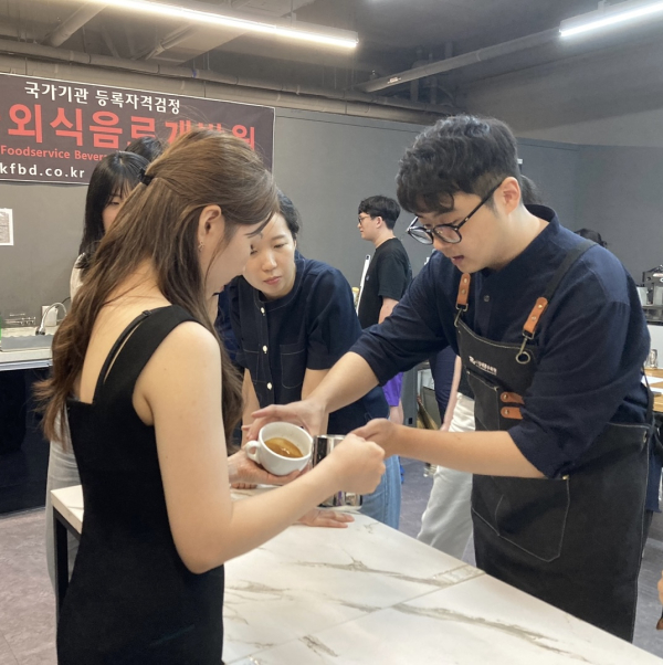 라떼아트 체험 장면