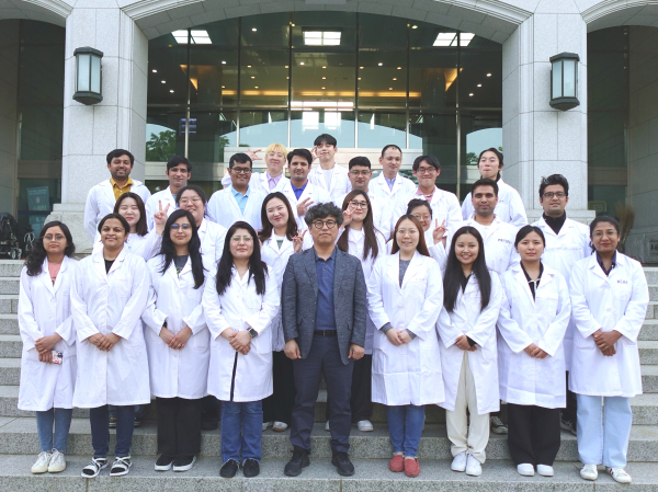 선문대 오태진 교수와 연구원들이 기념촬영을 하고 있다.