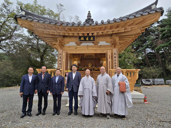 금동비로자나불삼존좌상 봉안식 기념사진