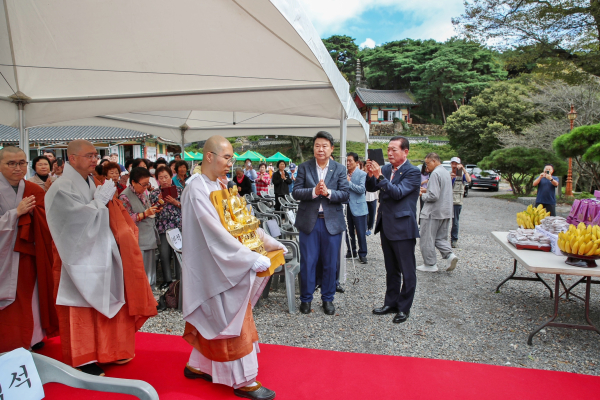 금동비로자나불삼존좌상 봉안식 진행 모습