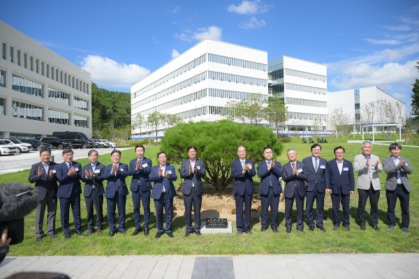 공동캠퍼스 개교 기념 및 비전선포식 후 기념식수 모습