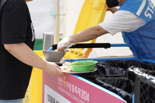 흥타령춤축제장 다회용기 사용 모습