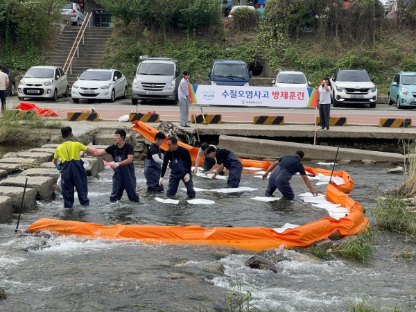대전천 문창교 일원에서 수질오염사고 가상 방제훈련 진행 모습