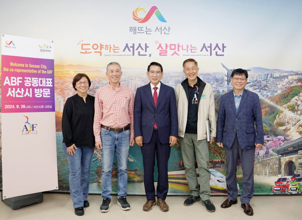 이완섭 서산시장과 아시아 조류박람회 공동대표단이 26일 시청 시장실에서 ‘2025 아시아 조류박람회’의 행사 준비 계획 등을 논의했다