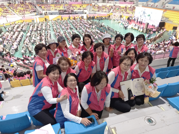 지난 25일, 전국 생활개선회원 한마음대회에서 쌀 소비 촉진 우수 생활개선회로 선정된 생활개선태안군연합회 회원들 모습.