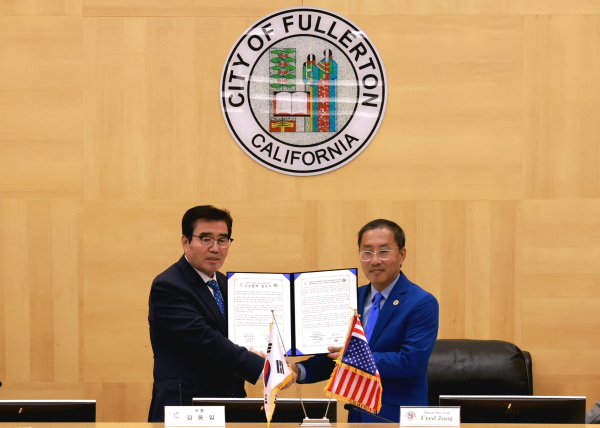 풀러턴시와 국제교류 우호협약식 (오른쪽 프레드 정 시장)