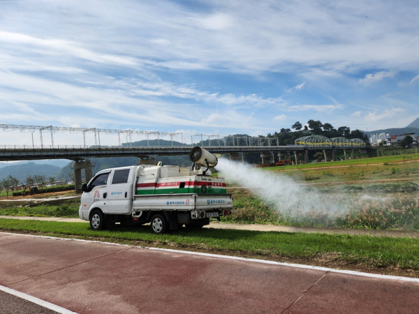 방역소독 모습 (둔치 연무소독)