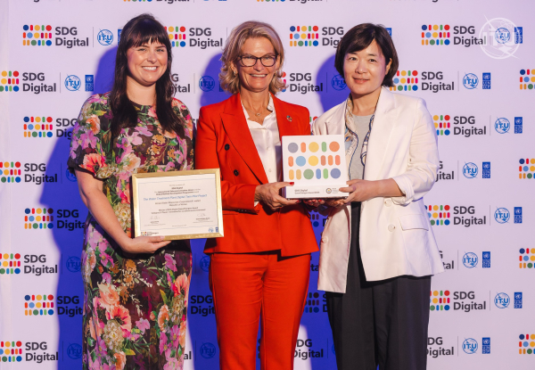 ‘2024 SDG 디지털 게임체인저 어워드(SDG Digital GameChangers Award) 시상식’에서 ‘지구’ 분야 어워드를 수상했다.(사진 오른쪽부터 한국수자원공사, 주관기관인 국제전기통신연합(ITU), 스폰서인 AT&T 관계자)