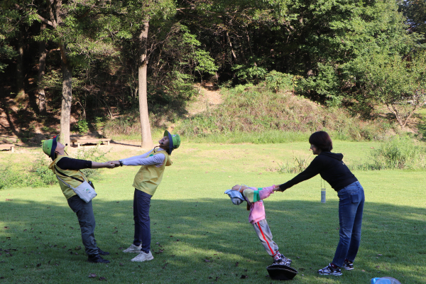‘가족단단 숲캠프’ 참가자들이 ‘달팽이 트레킹’ 프로그램에 참여하고 있다.