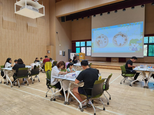 ‘가족단단 숲캠프’ 참가자들이 ‘마음을 담다, 숲을 담다’ 프로그램에 참여하고 있다.