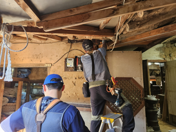 지난 28일, 천안시 동남구 북면 일대에서 ‘지역 사회 상시 기술봉사활동’을 통해 전기 배선 수리와 LED 교체, 콘셉트 설치 등을 진행했다.