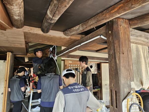 지난 28일, 천안시 동남구 북면 일대에서 ‘지역 사회 상시 기술봉사활동’을 통해 전기 배선 수리와 LED 교체, 콘셉트 설치 등을 진행했다.