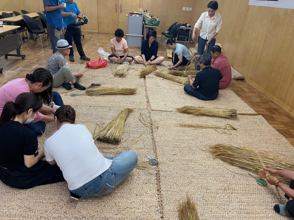 ‘아산시 짚풀짜기 경연대회’ 참가자 짚풀짜기 연습 모습
