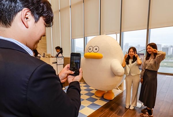 대전신세계 Art&Science 6층 아트테라스에서 진행 중인 ‘오둥이 팝업스토어’ 포토존에서 고객들이 사진을 찍고 있다.