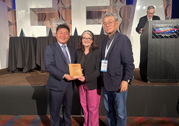 왼쪽부터 모영선(왼쪽), 정강환(오른쪽) 관광축제한류대학원장.